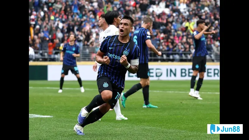 Cầu thủ Inter Milan vượt qua hàng phòng ngự của Cagliari để tạo ra cơ hội ghi bàn