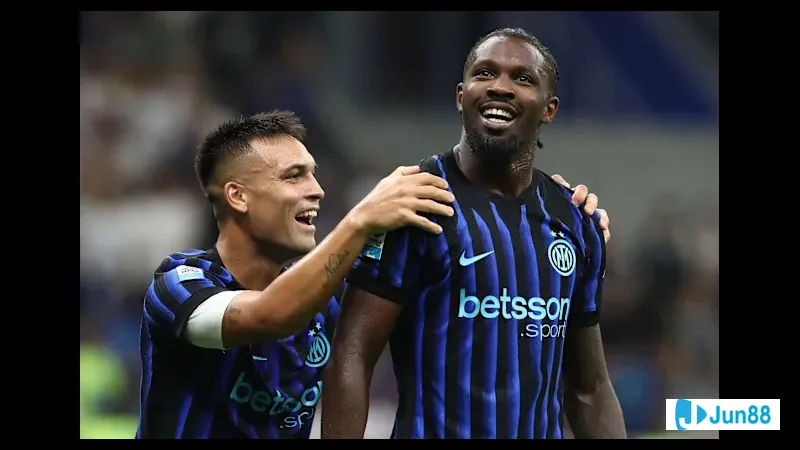 Cầu thủ Inter Milan vượt qua các cầu thủ Cagliari để tiến vào vùng cấm