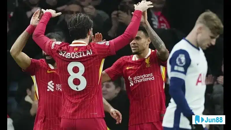Gary Neville phân tích thành tích Liverpool và Manchester United