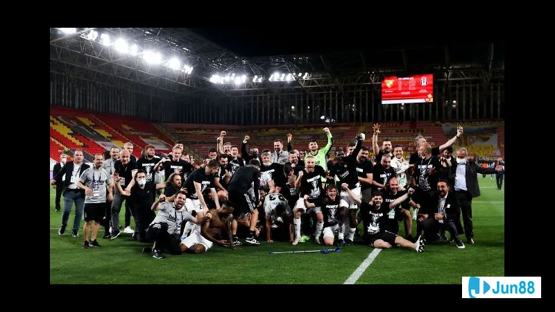 Cầu thủ Goztepe tấn công mạnh mẽ trước hàng phòng ngự của Besiktas - Goztepe vs Besiktas