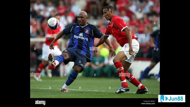 Cầu thủ Nottingham Forest đang giữ bóng trước áp đảo của cầu thủ Sunderland
