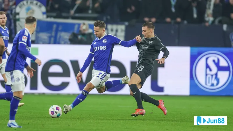 Cầu thủ Schalke vượt qua Greuther Furth trong trận đấu bóng đá
