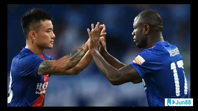 Cầu thủ của Shanghai Shenhua đang nỗ lực giữ bóng trước sự áp đảo của cầu thủ Meizhou…