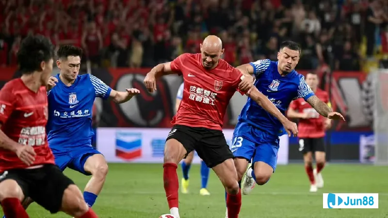 Cầu thủ của Shanghai Shenhua thực hiện pha chuyền bóng chính xác trong trận đấu với…