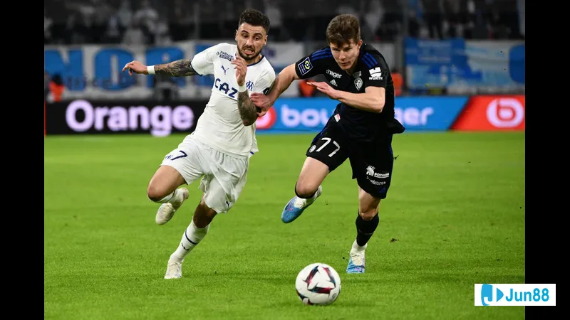 Cầu thủ Strasbourg nỗ lực chặn bóng khỏi cầu môn sau pha sút của Marseille